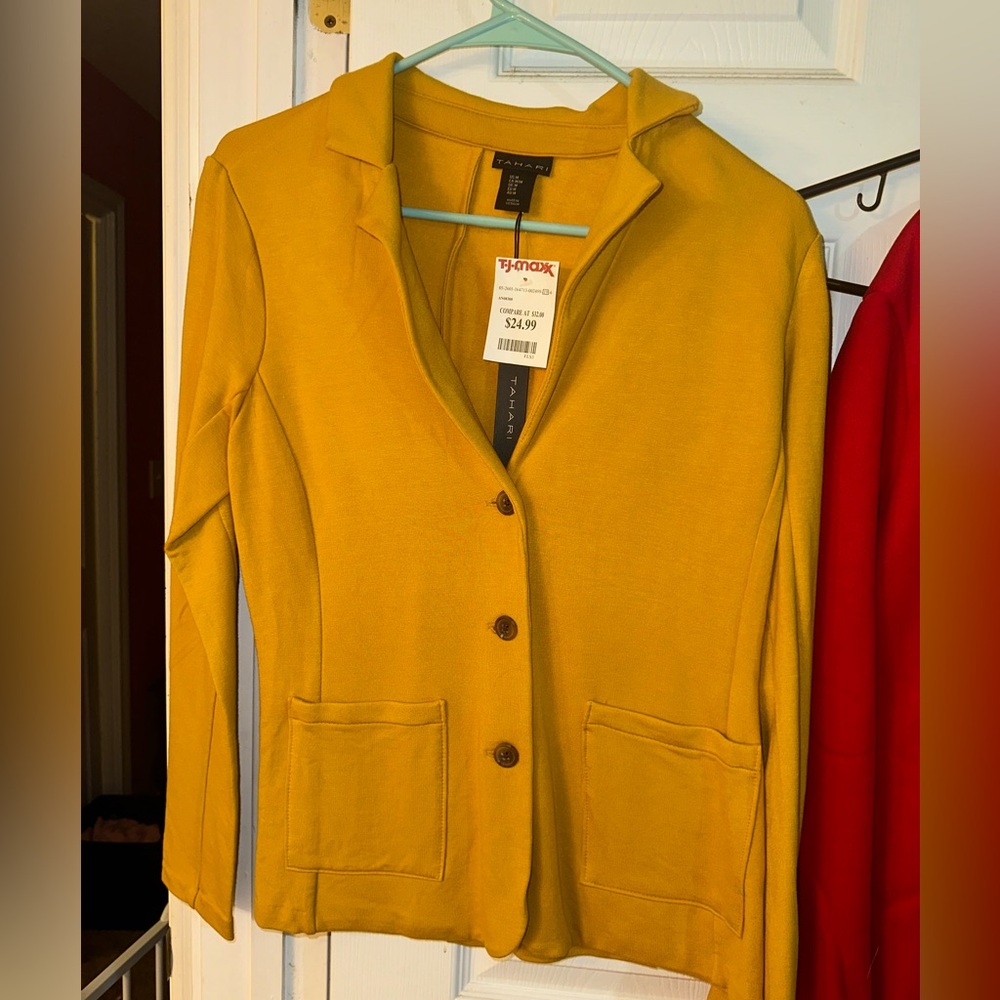 Medium. TAHARI brand. Mustard yellow.